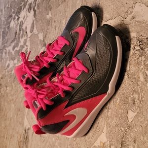 NIKE TEAM HUSTLE D7 - Girls 3.5Y Basketball Sneakers Pink/Dark Grey